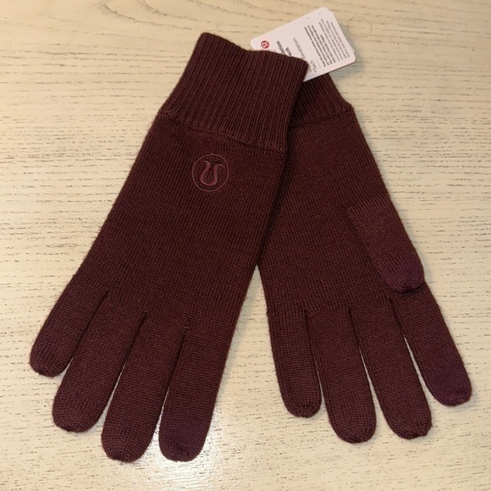 Lululemon Warm Revelation Gloves Tech M/L NWT $52 merino wool burgundy
